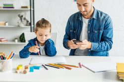 How Parents Tech Habits Affect Their Kids Behavior