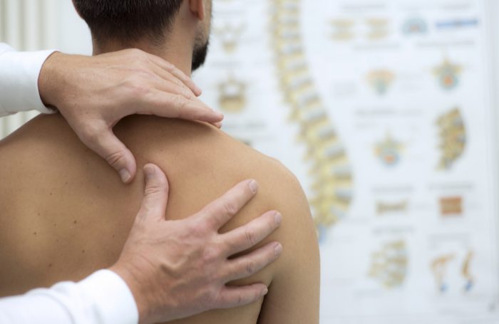 Pain in the shoulder? Advice to relieve it and to avoid relapses