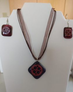 Beautiful Glass pendant and earring set – FREE SHIPPING IN CANADA