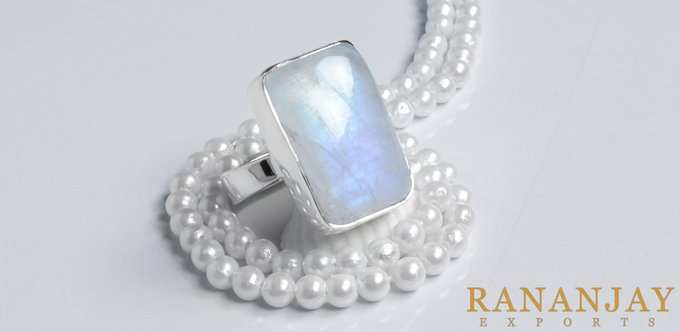 Moonstone Ring – As A Kind of Amazing Costume Jewelry