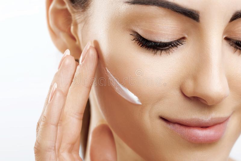 DYSKN Anti-Aging Cream Reviews – Is it Legit and Worth Buying?