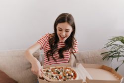 How does an online pizza ordering system work?