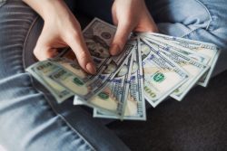 TOP TIPS TO STAY FRUGAL WITH MONEY IN THE UNITED STATES
