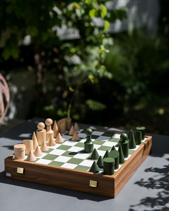 Chess sets by Manopoulos available in 4 different colors ✨