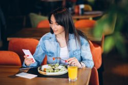 How can a restaurant ordering system software benefit restaurant owners?