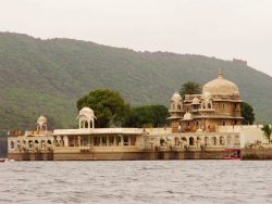 See Jaipur’s Amer fort with taking a tempo traveller