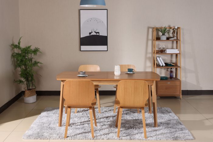 The Advantages of Solid Wood Dining Table and Purchasing Skills