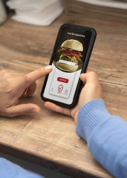 How does a multi-restaurant online food ordering system benefit restaurants?