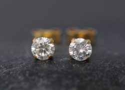 The Ultimate Guide to Choosing the Most Popular Moissanite Stud Earrings.