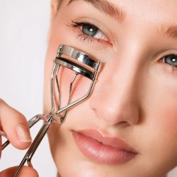 Sparkling Beauty: Silver Eyelash Curler for Captivating Eyes