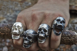 Men’s Skull Rings: Symbolism and Style