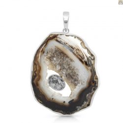 This Agate Black Pendant Is The Ideal Addition to Your Delicate Neckline