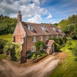 Luxurious Holiday Cottage with Four-Poster Bed