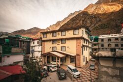 Best Hotel Near Badrinath Temple – Stay at New Hotel Snow Crest