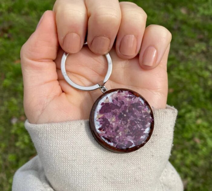 How ashes keepsake keychains serve as memorial tokens