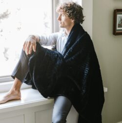 Complete Your Décor with Black Blankets for Modern Comfort